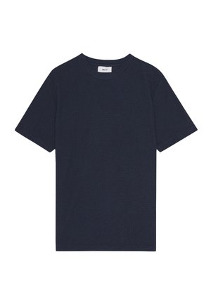 Granatowy T-shirt z krótkim rękawem i okrągłym dekoltem, z małą białą metką marki wewnątrz kołnierza.