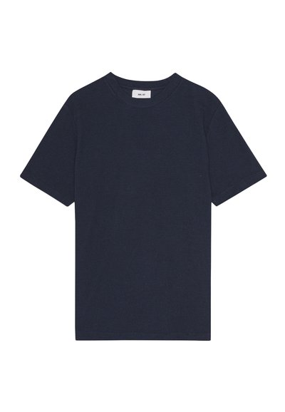 Marineblå T-shirt med korte ærmer og rund hals med en lille hvid mærkeetiket indeni kraven.