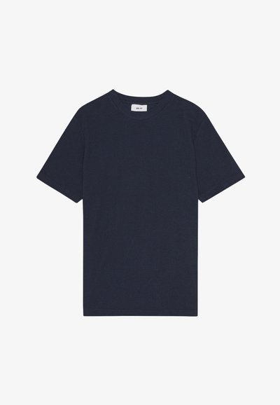 Marineblaues T-Shirt mit kurzen Ärmeln und Rundhalsausschnitt, innen am Kragen mit kleinem weißem Markenetikett.