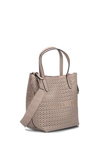 Beige perforated totebag met dubbele handvaten, verstelbare schouderband en een reliëfmerknaam aan de voorkant. Textuur met uitsneden.