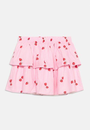 Jupe à volants rose avec taille élastique, ornée d'un imprimé fraises rouges sur un petit motif à carreaux.