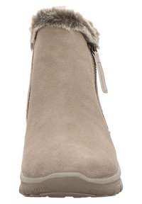 Beige enkellaarsjes van suede, met een nepbont kraag, een zijrits en een getextureerde zool voor grip. Gladde oppervlakte met minimale accenten.
