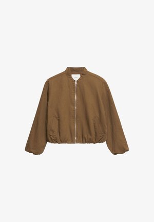 Brązowa lekka kurtka bomber z długimi rękawami, przednim zamkiem błyskawicznym, elastycznym dołem i dwoma bocznymi kieszeniami, prezentowana na białym tle.