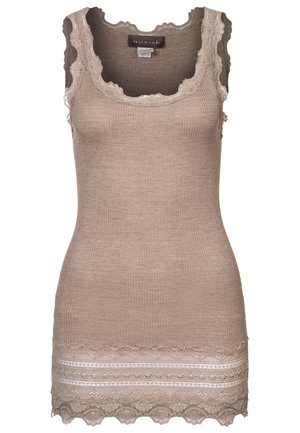 Beige ribbet ærmeløs top med blonder på halsudskæring, ærmegab og kant, med horisontale blonde- og broderede bånd nær bunden.