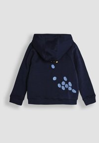 Felpa blu navy con una texture morbida, dotata di cappuccio e forme ovali decorative blu sul retro con scritte gialle sopra.