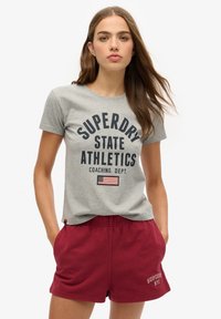 Grå bomulds t-shirt med korte ærmer med "SUPERDRY STATE ATHLETICS" tryk og det amerikanske flag. Kombineret med bordeaux shorts, der har logo broderi.