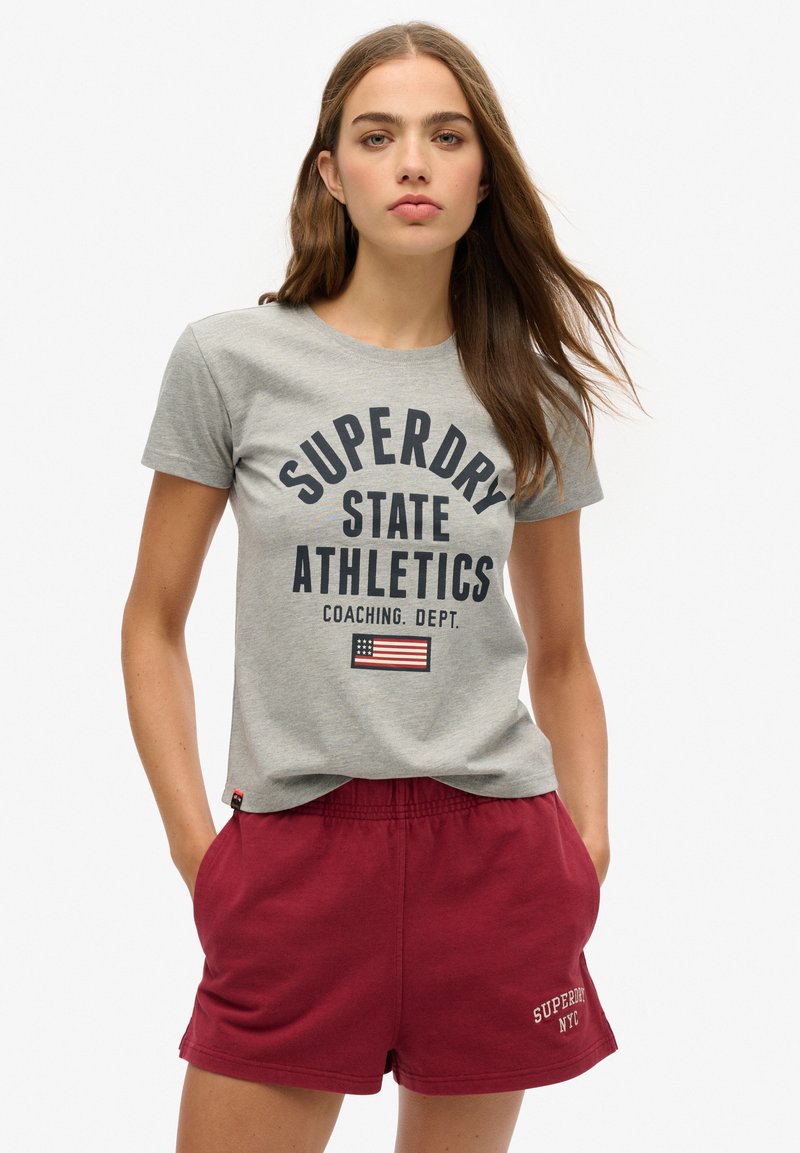 Grå bomulds t-shirt med korte ærmer med "SUPERDRY STATE ATHLETICS" tryk og det amerikanske flag. Kombineret med bordeaux shorts, der har logo broderi.