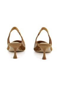 Tacchi slingback intrecciati marroni con un tacco curvo e scolpito e una finitura testurizzata. Design con retro aperto e soletta imbottita per un maggiore comfort.