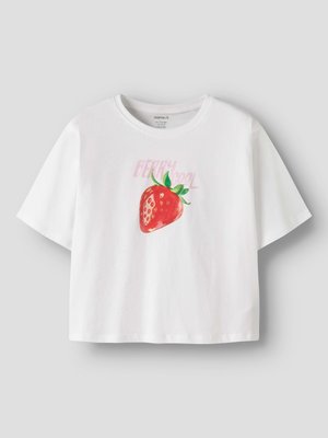 Maglietta bianca a maniche corte con grafica di una fragola rossa e testo sbiadito rosa che recita "BERRY COOL" sul davanti.