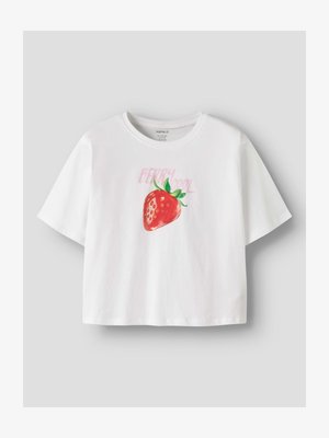 Bijela kratka majica s crvenim grafičkim prikazom jagode i blijedo ružičastim natpisom "BERRY COOL" na prednjoj strani.