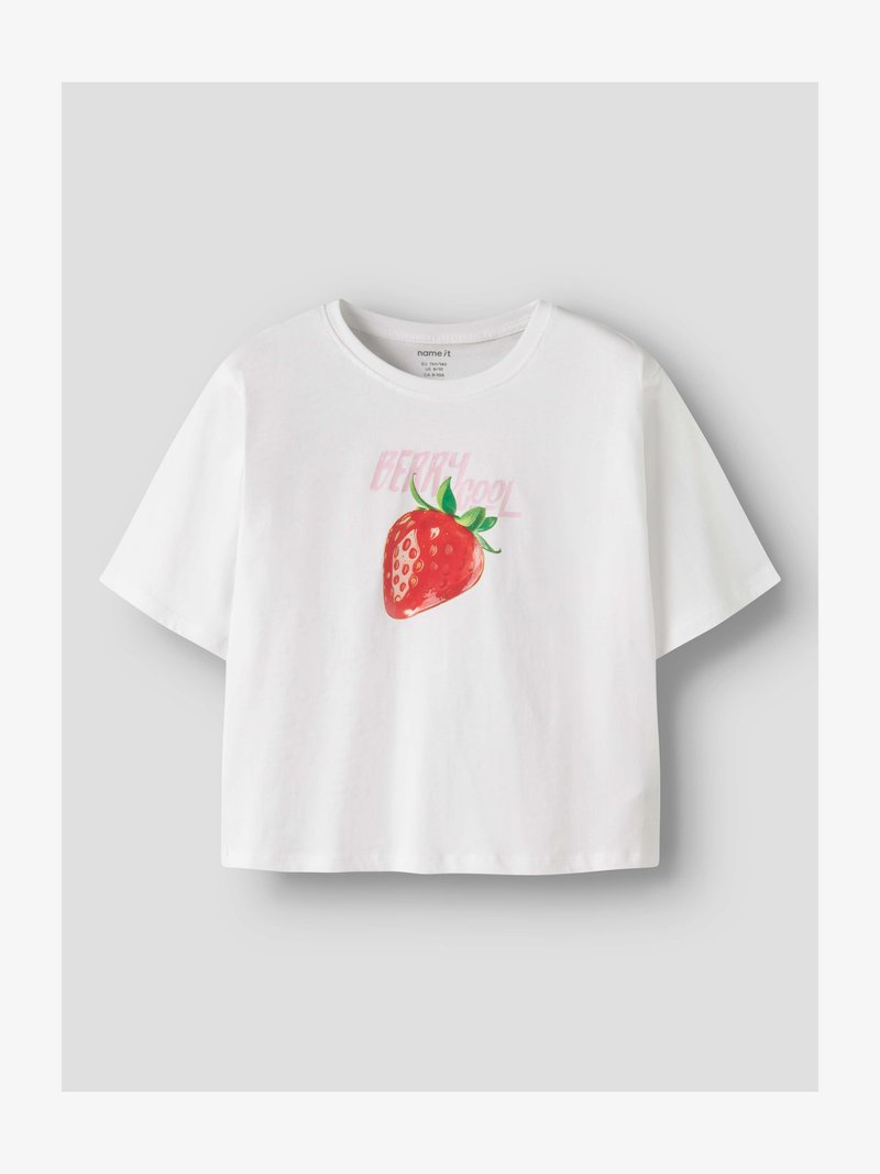 Λευκό t-shirt με κοντά μανίκια, με κόκκινο σχέδιο φράουλας και ξεθωριασμένο ροζ κείμενο που αναγράφει "BERRY COOL" στο μπροστινό μέρος.