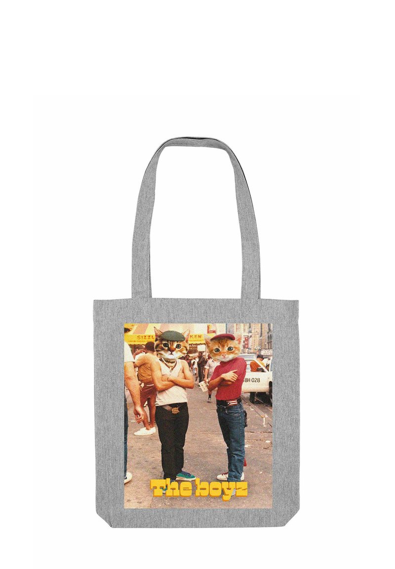Borsa a tracolla grigia con foto stampata di due figure con volti di gatto, testo "i ragazzi" e uno sfondo urbano vivace.