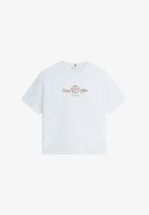 Tricou alb cu mâneci scurte și guler rotund, cu emblema Tommy Hilfiger și logo text bej și maro pe piept.