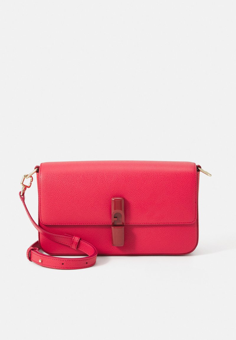 Červená kožená crossbody taška s texturovaným povrchem, obdélníkovým tvarem, magnetickým zavíráním a odnímatelným popruhem. Obsahuje lesklý akcent.