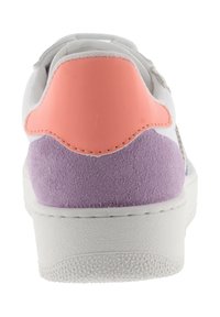 Baskets avec tige en cuir blanc, accents en daim rose et lavande, semelle en caoutchouc blanc texturé et contre-pare-chocs rembourré pour le confort.