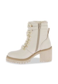 Stivale alla caviglia bianco in pelle con superficie texture, accessori in oro, chiusura con zip, tacco spesso e bordo in pelliccia sintetica.