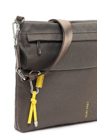 Borsa in tessuto intrecciato marrone con tracolla brown staccabile, accenti gialli e hardware in argento. Presenta una tasca con zip sulla parte superiore.