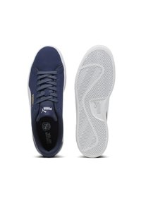 Mørkeblå sneakers med en struktureret overdel, hvid sål og flade snørebånd. Logo på siden og mønstret sål forbedrer greb og trækkraft.