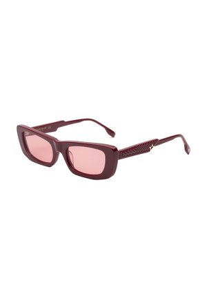 Occhiali da sole color bordeaux con forma rettangolare e lenti rosa. Stanghette testurizzate con motivo geometrico e sottili accenti metallici.