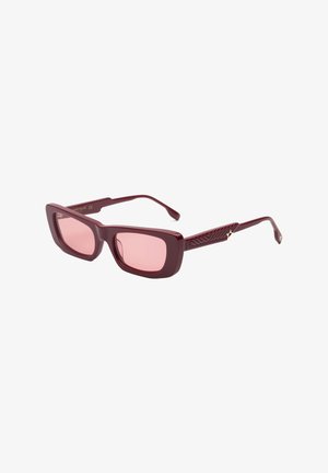 Lunettes de soleil bordeaux à forme rectangulaire avec des verres roses. Branches texturées ornées d'un motif géométrique et d'accents métalliques subtils.