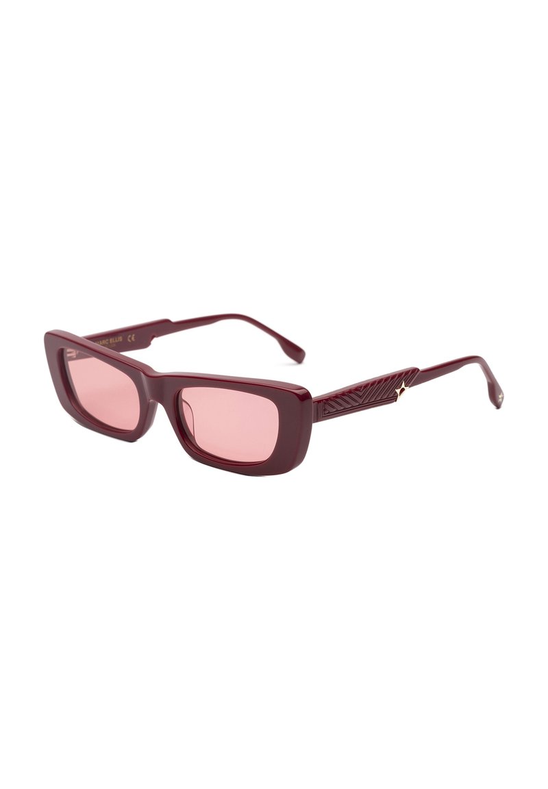 Occhiali da sole color bordeaux con forma rettangolare e lenti rosa. Stanghette testurizzate con motivo geometrico e sottili accenti metallici.