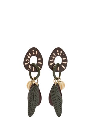 Brązowo-zielone kolczyki wiszące z abstrakcyjnymi wycięciami, ciemnozielonymi zawieszkami w kształcie liści oraz małymi beżowymi koralikami.