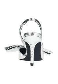 Sandales à talons hauts argentées avec une finition métallique texturée, un design à dos ouvert et une fine bride de cheville, reposant sur une semelle noire.