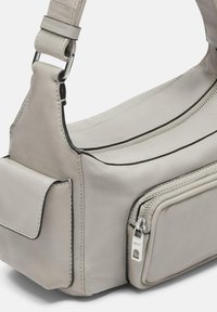 Szara skórzana torba na ramię o gładkiej fakturze, z kieszenią na zamek błyskawiczny i regulowanym paskiem. Subtelne detale szycia podkreślają design.