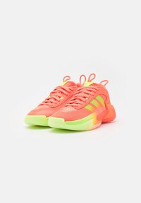 Neon růžové sportovní boty s prodyšným svrškem, žlutými akcenty a robustní zelenou podrážkou s výrazným vzorkem.