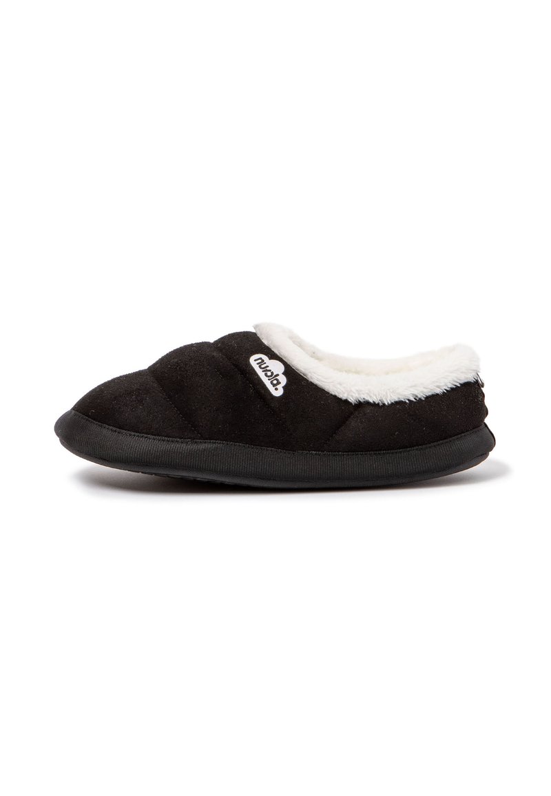 Zapatillas negras con una parte superior de textil acolchado y forro de pelo sintético blanco. Suela de goma negra, diseño sin cordones, que presenta un pequeño logo en el lateral.
