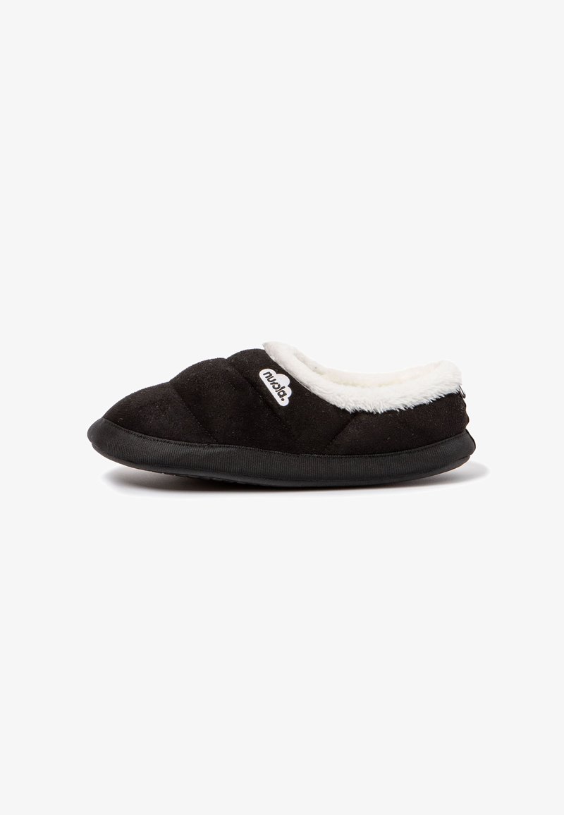 Zapatillas negras con una parte superior de textil acolchado y forro de pelo sintético blanco. Suela de goma negra, diseño sin cordones, que presenta un pequeño logo en el lateral.
