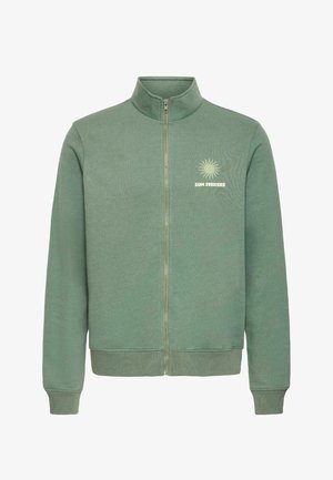 Sweat-shirt à fermeture éclair vert avec col montant, poignets et ourlet côtelés, et un motif de soleil jaune avec le texte "SUN SEEKERS" sur la poitrine gauche.