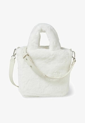 Sac à main en fausse fourrure blanche avec petites poignées et bandoulière ajustable et amovible avec ferrures argentées.