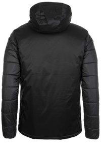 Giacca a vento nera con cappuccio. Presenta un tessuto liscio e resistente all'acqua con maniche trapuntate e orlo dritto. Senza loghi visibili.