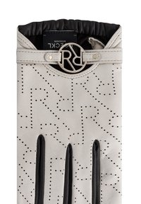 Guantes de cuero en gris claro con patrones perforados y acentos negros. Presenta un cierre con un logotipo plateado y una muñequera elástica para un ajuste seguro.