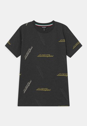 Ciemnoszara koszulka z krótkim rękawem z powtarzającymi się żółtymi i jasno szarymi logo "automobili Lamborghini" oraz okrągłym dekoltem z detalem we włoskich barwach.