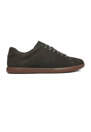 Ciemnoszary niski sneaker z zaokrąglonym noskiem, zawiązywany na sznurowadła, z brązową gumową podeszwą, widoczny z boku na białym tle.