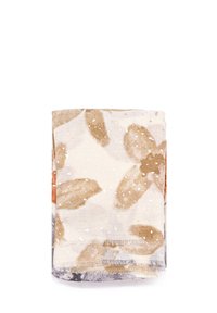 Sciarpa leggera in tessuto crema con motivi di foglie beige e arancione ruggine, decorata con puntini bianchi sparsi e bordi frangiati.