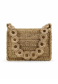 Bolso de paja tejido, forma rectangular, color marrón claro, con detalles circulares en la parte delantera y un acabado texturizado.