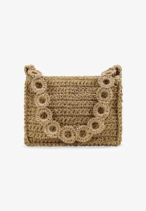 Bolso de paja tejido, forma rectangular, color marrón claro, con detalles circulares en la parte delantera y un acabado texturizado.