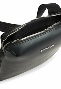 Borsa a tracolla in pelle nera con chiusura a zip in argento e dettaglio del logo. Texture liscia, forma rettangolare, con tracolla in tessuto nero.