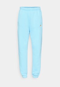Ljusblå sweatpants i bomullsblandning, med dragsnöre i midjan, sidofickor och en liten guldlogotyp vid vänster ficka.
