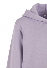Sudadera con capucha en color lavanda, fabricada con un tejido suave y texturizado. Cuenta con capucha ajustable y mangas largas, mostrando un diseño simple y limpio.