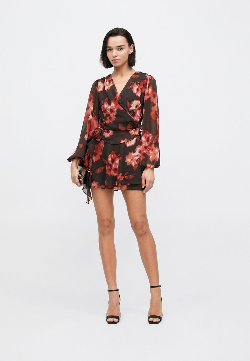 Abercrombie & Fitch PLUNGE WRAP MINI FLORAL - Day dress - dark red - Zalando