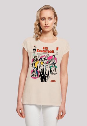 Beige T-Shirt mit kurzen Ärmeln, das einen mehrfarbigen Grafikdruck aus "Sex Education" zeigt, einschließlich verschiedener Charakterillustrationen.