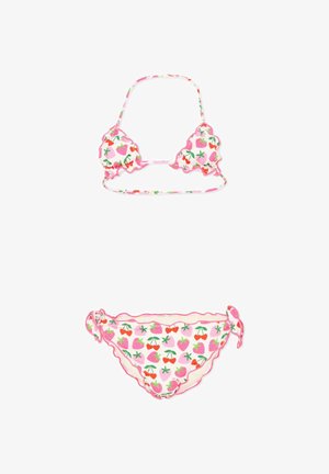 Bikini due pezzi per bambini con bordi arricciati rosa e motivo di fragole e ciliegie su sfondo bianco.