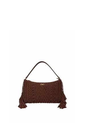 Borsa macramè marrone con motivi intrecciati intricati, nappine ai lati, una tracolla singola e un piccolo ornamento dorato a forma di infinito al centro.