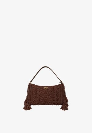 Borsa macramè marrone con motivi intrecciati intricati, nappine ai lati, una tracolla singola e un piccolo ornamento dorato a forma di infinito al centro.