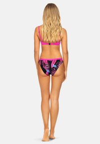 Zestaw bikini z różowym topem i czarnym dołem, który ma tropikalny wzór liści palmowych w odcieniach różu i niebieskiego; regulowane ramiączka i zapięcie z tyłu.