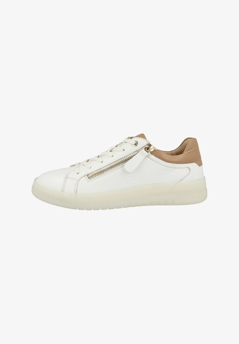 Sneaker blanche avec un accent de talon en cuir beige, bout arrondi, détail de zip en métal sur le côté et semelle en caoutchouc texturé.